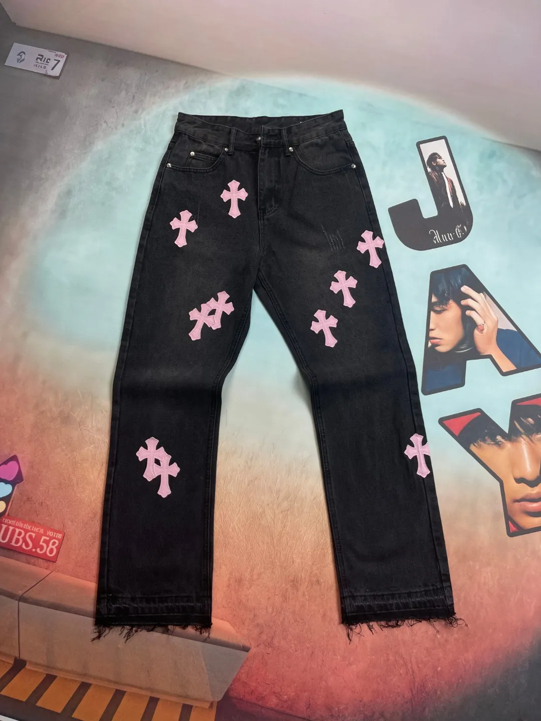 🅿️236 🔘Style No.-KL151 🔘Cro Heart𝐂𝐡𝐫𝐨𝐦𝐞 𝐇𝐞𝐚𝐫𝐭 Classic CH Cross Patch Leather Jeans [Black Pink] The top-notch heavy-duty washing water gives the denim a natural aged texture, making it softer and softer to the touch, and every fold is a filter of age. The calfskin cross is fully laser-cut, with neat lines like works of art, and high-grade matte edges. The distressed silver hardware has its own retro buff, and the buttons and zippers tell a story the more they are used. The straight silhouette is perfect for concealing your body, and the hips become wider and the legs become thicker in seconds. Pair it with short boots to make you look taller, or wear it with dad shoes for a lazy look. You can wear it casually with a white T-shirt and it will make you shine. From the leather to the wiring, everything is top-notch, and you can tell the texture at the first touch - it's not in the same dimension as the currency at all!  Size: S M L XL (28.30.32.34) Color: black with black, black with white, black with pink